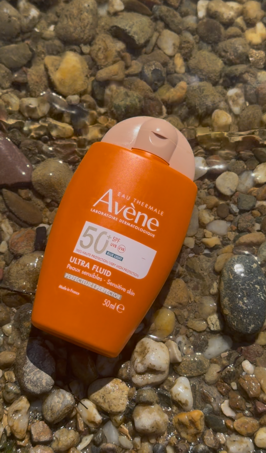 Stemningsbillede af Avène solcreme ved vandet