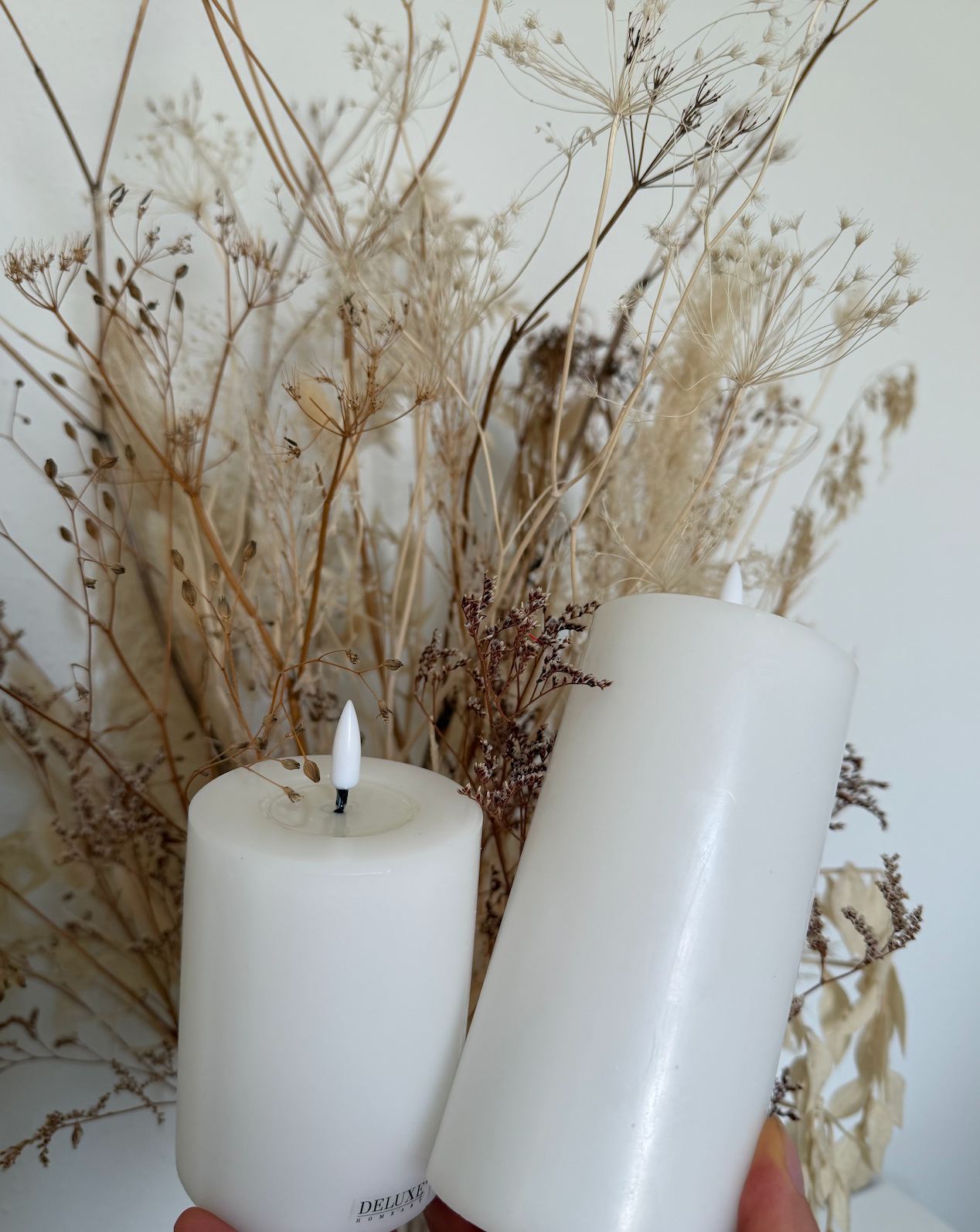 Delux Homeart LED-lys blandt tørrede blomster