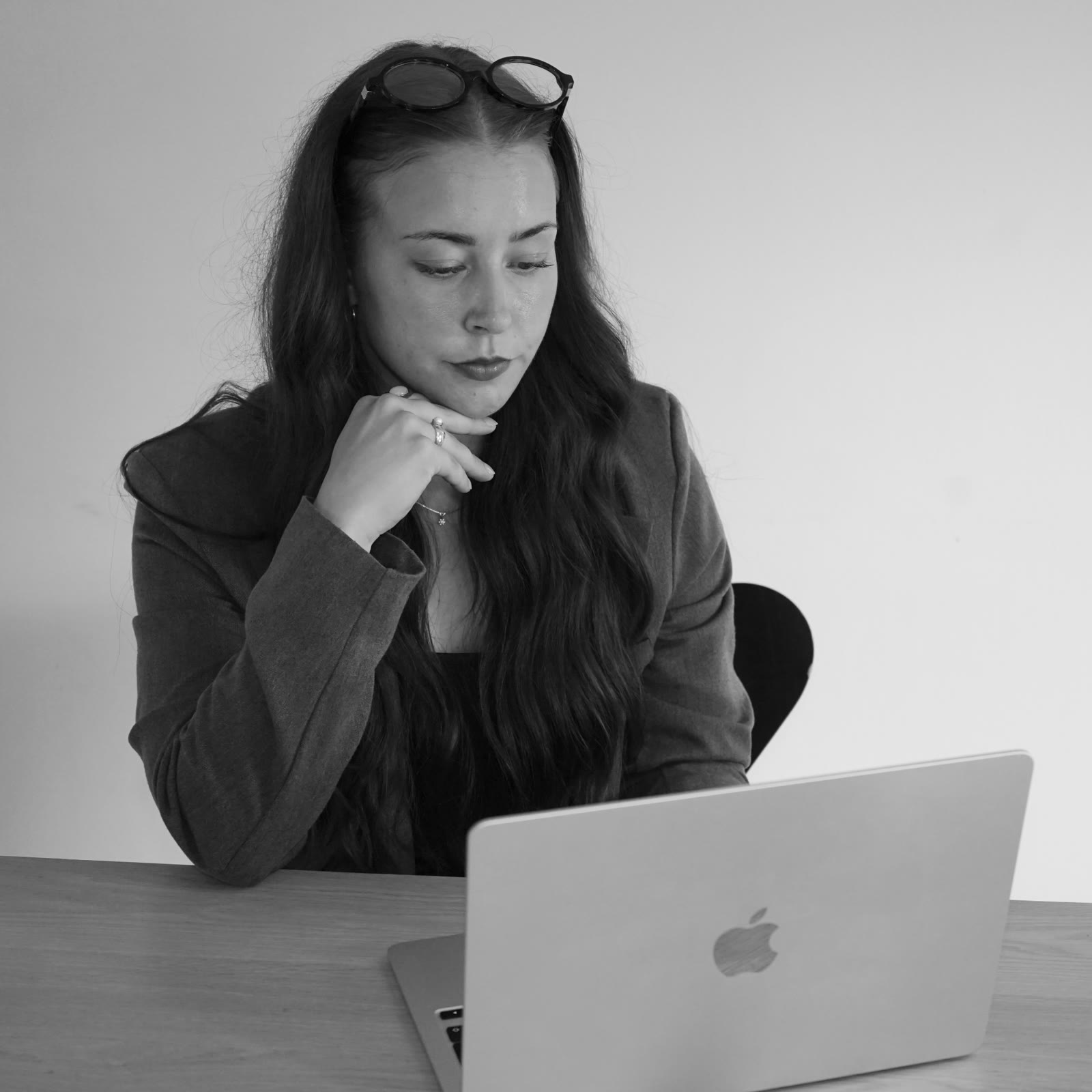 Emilie arbejder ved sin computer